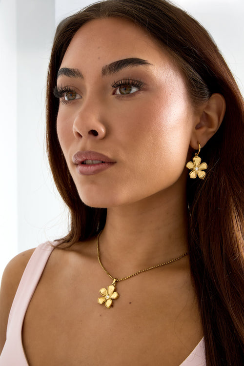 flower necklace